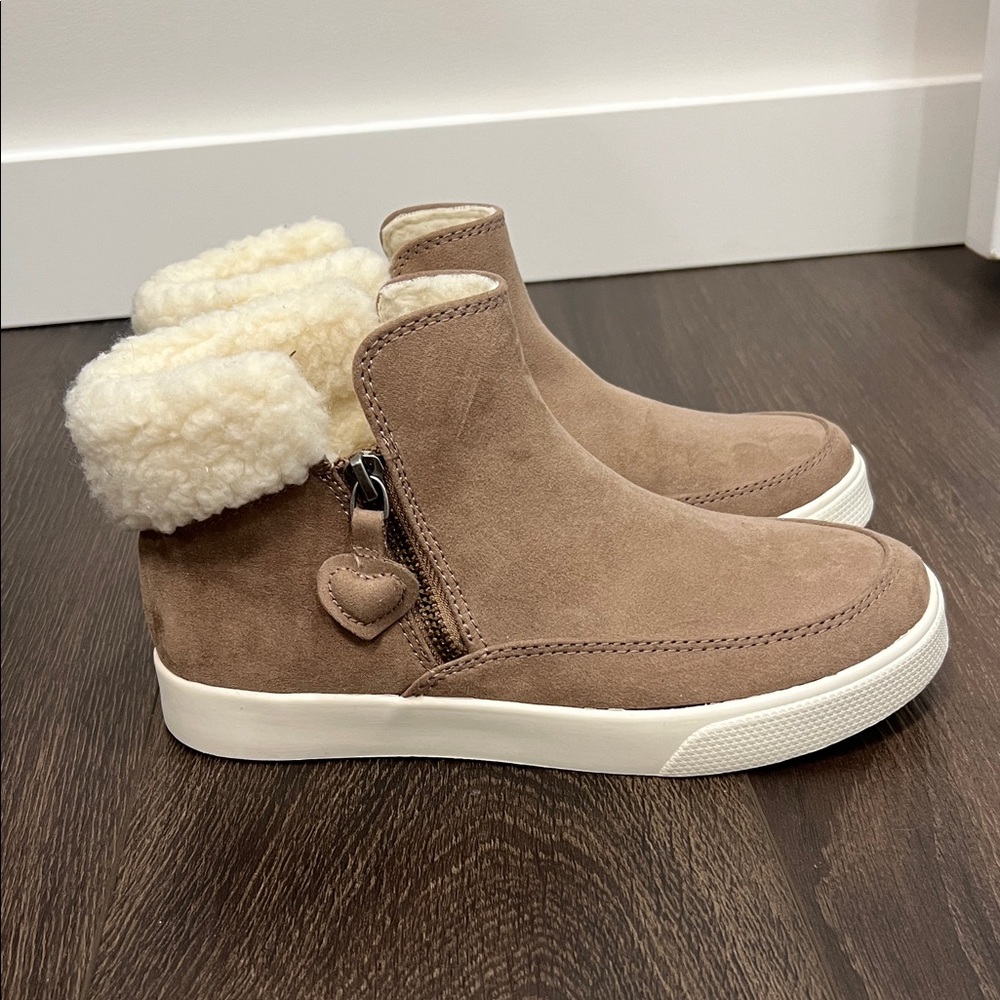 Crown Vintage Tan Kids Boots with Cream Fur never worn